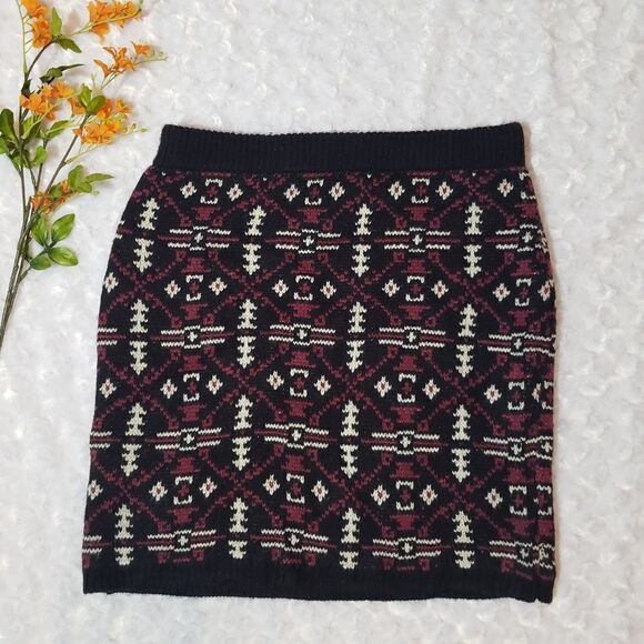 Maurices size small white red and black aztec print sweater skirt - Picture 1 of 3